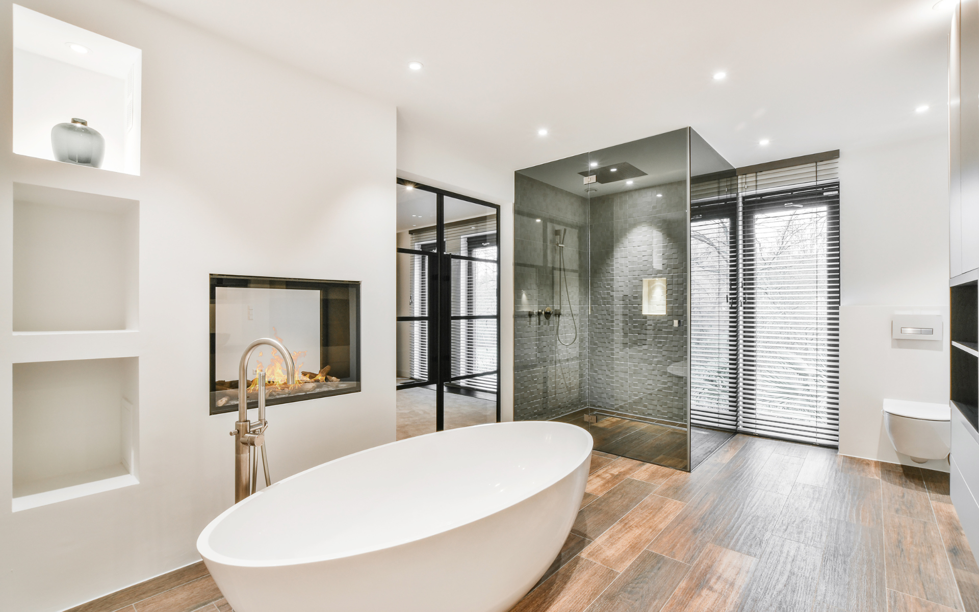 Spacious bathroom with tub, toilet and shower
